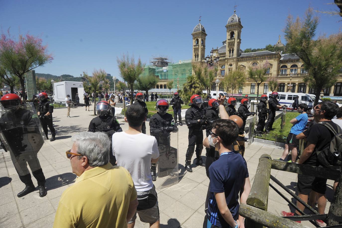 El secretario general, Javier Ortega Smith, y María Pérez, cabeza de lista por Gipuzkoa, además de una treinta de simpatizantes de la formación, han tenido que ser escoltados por la Ertzaintza durante un acto electoral de cara a las elecciones vascas del 12 de julio