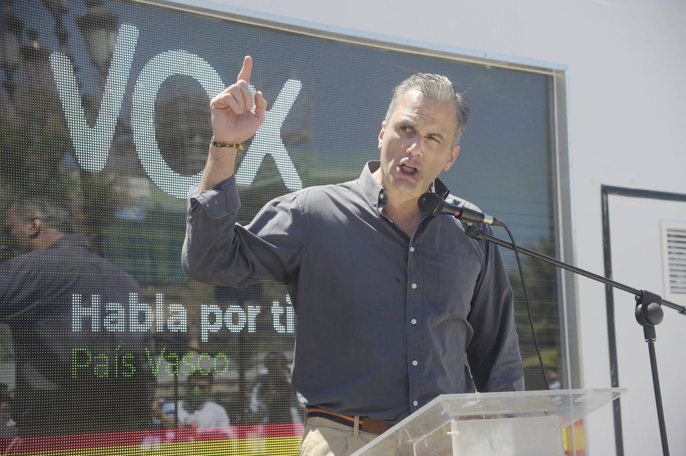 El secretario general, Javier Ortega Smith, y María Pérez, cabeza de lista por Gipuzkoa, además de una treinta de simpatizantes de la formación, han tenido que ser escoltados por la Ertzaintza durante un acto electoral de cara a las elecciones vascas del 12 de julio