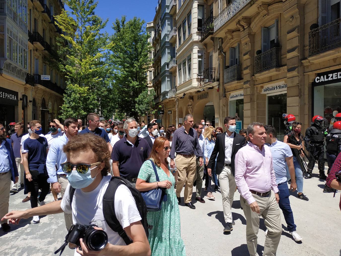 El secretario general, Javier Ortega Smith, y María Pérez, cabeza de lista por Gipuzkoa, además de una treinta de simpatizantes de la formación, han tenido que ser escoltados por la Ertzaintza durante un acto electoral de cara a las elecciones vascas del 12 de julio