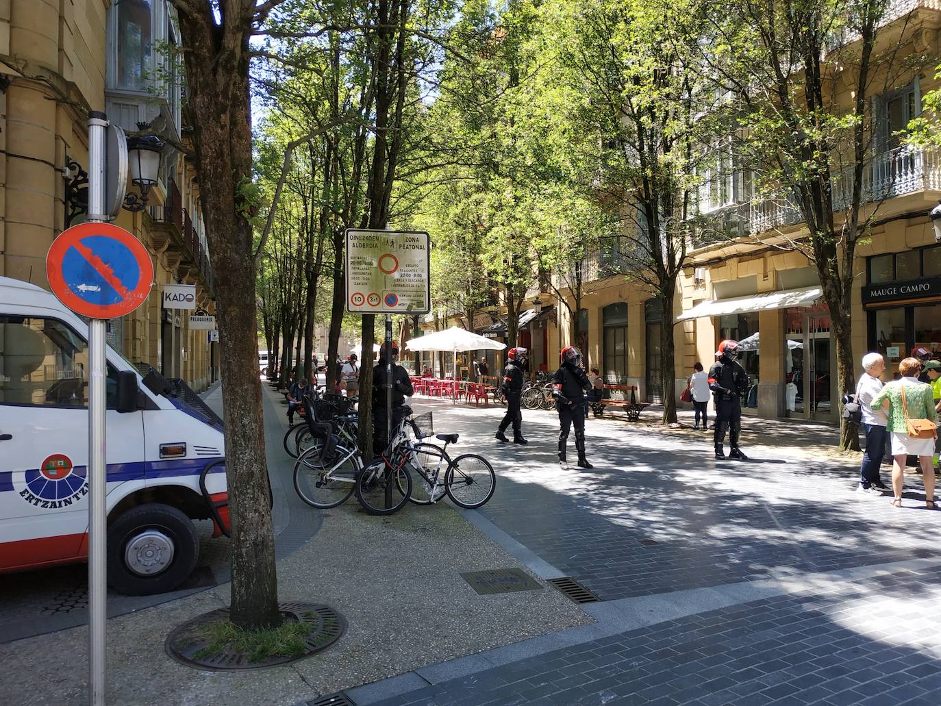 El secretario general, Javier Ortega Smith, y María Pérez, cabeza de lista por Gipuzkoa, además de una treinta de simpatizantes de la formación, han tenido que ser escoltados por la Ertzaintza durante un acto electoral de cara a las elecciones vascas del 12 de julio