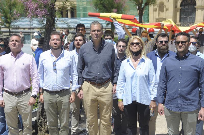 El secretario general, Javier Ortega Smith, y María Pérez, cabeza de lista por Gipuzkoa, además de una treinta de simpatizantes de la formación, han tenido que ser escoltados por la Ertzaintza durante un acto electoral de cara a las elecciones vascas del 12 de julio