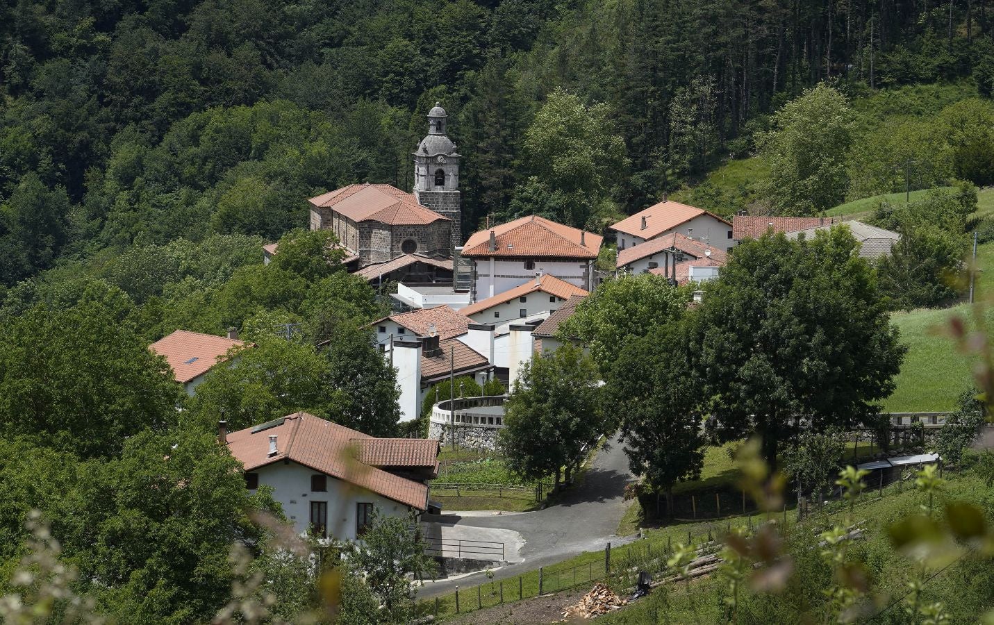 En el corazón del Urola Medio y de Gipuzkoa, rodeadas de espectaculares cimas, ambas localidades invitan a disfrutar de la naturaleza con calma.