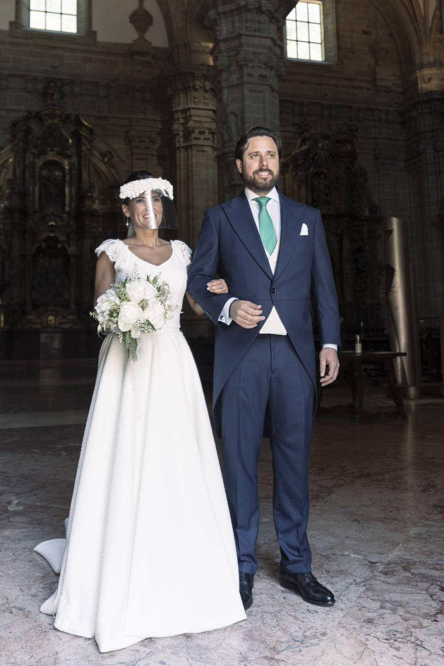 Sin abrazos y sin besos, con pantallas protectoras y mascarillas: así ha sido la primera boda religiosa protagonizada por Marcos y María en la Basílica Santa María de Donostia, en la denominada «nueva normalidad».