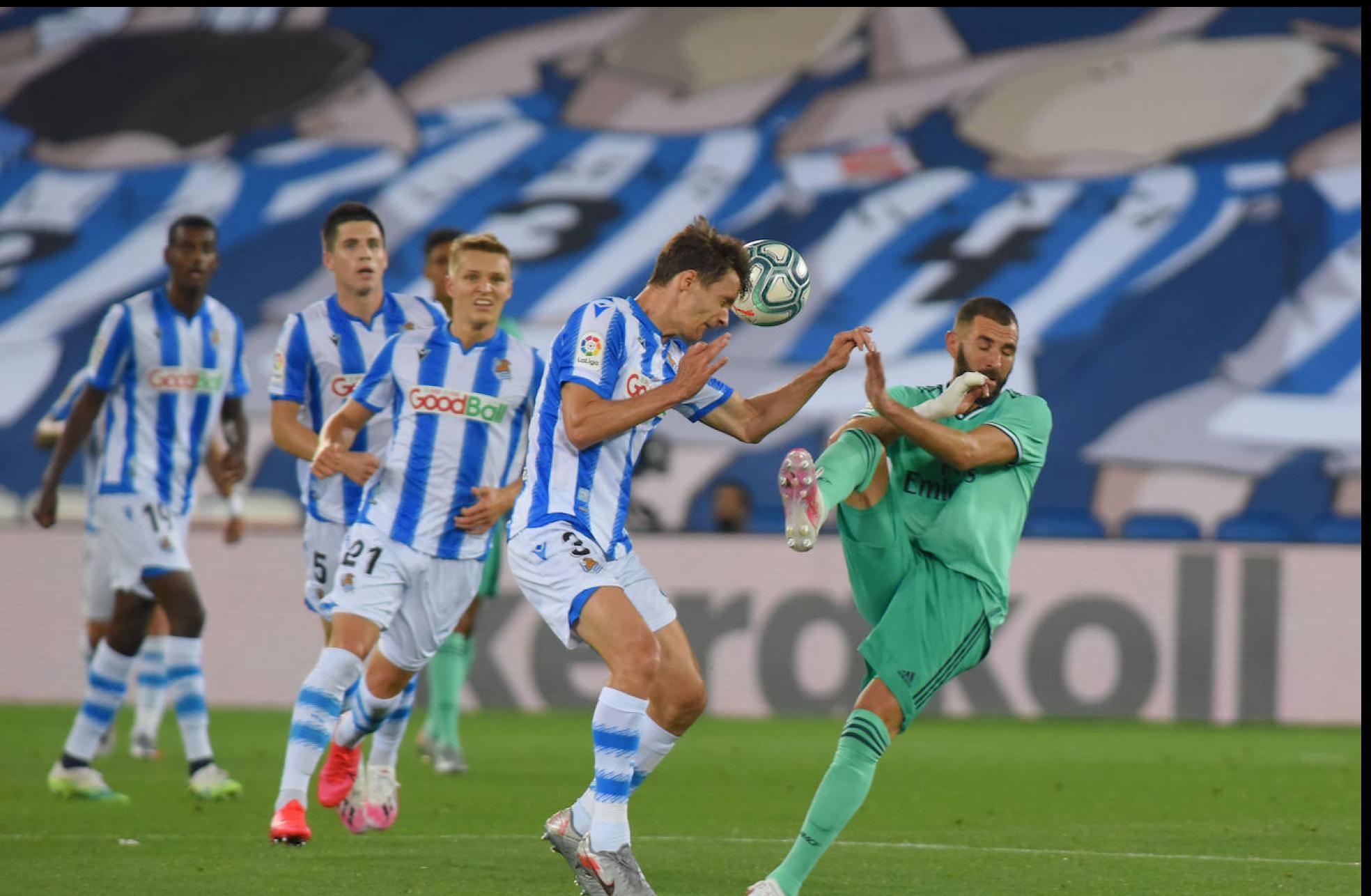 Llorente cabecea un balón ante la dura entrada en falta de Benzema. 