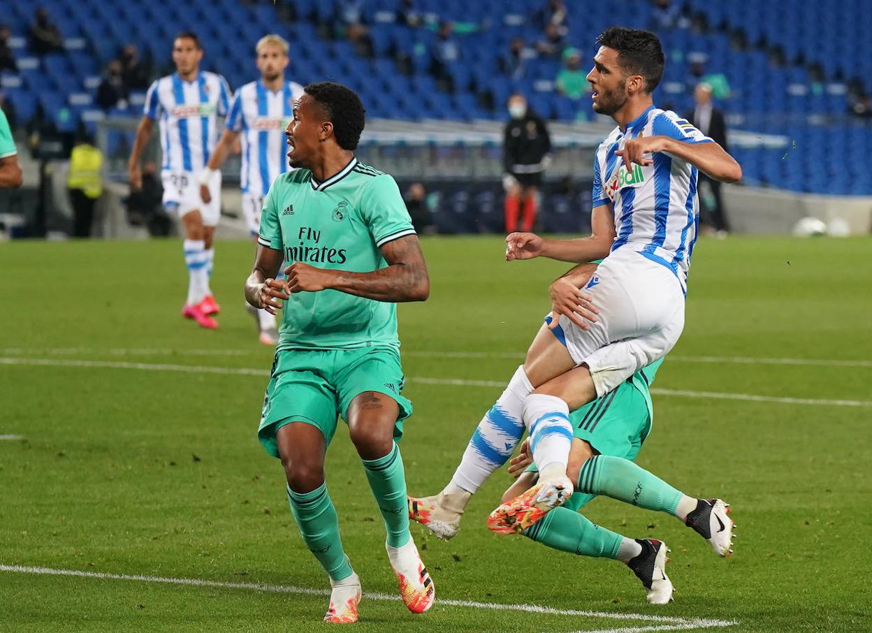 Merino, en una acción del encuentro encimado por Carvajal y vigilado de lejos por Januzaj. 