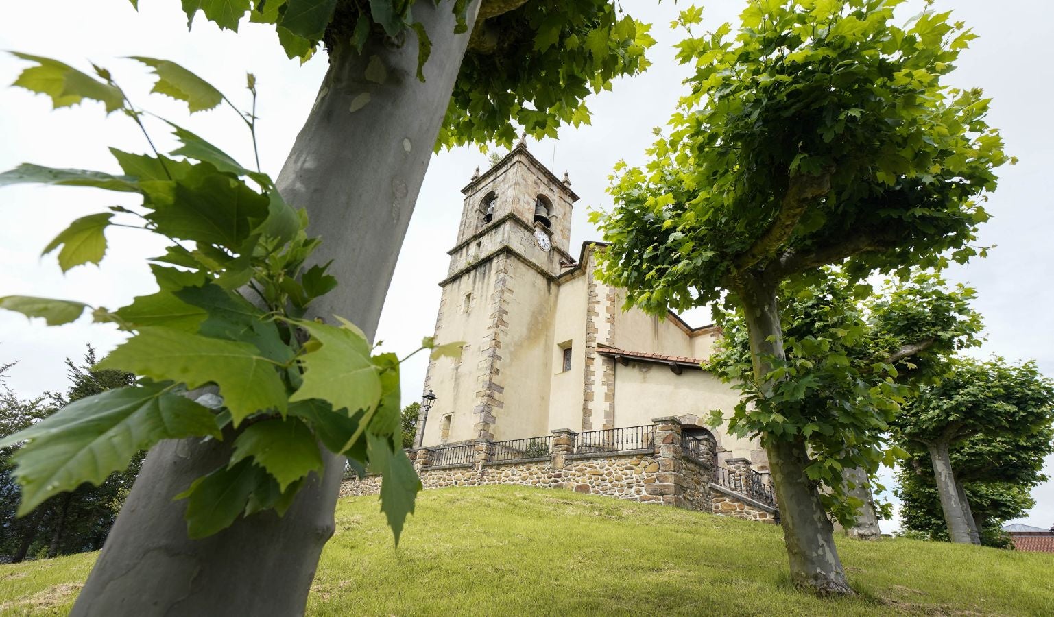 Desde su privilegiada ubicación ofrece unas excelentes vistas de la comarca, desde el Txindoki hasta el Aizkorri. Aúna patrimonio natural e industrial