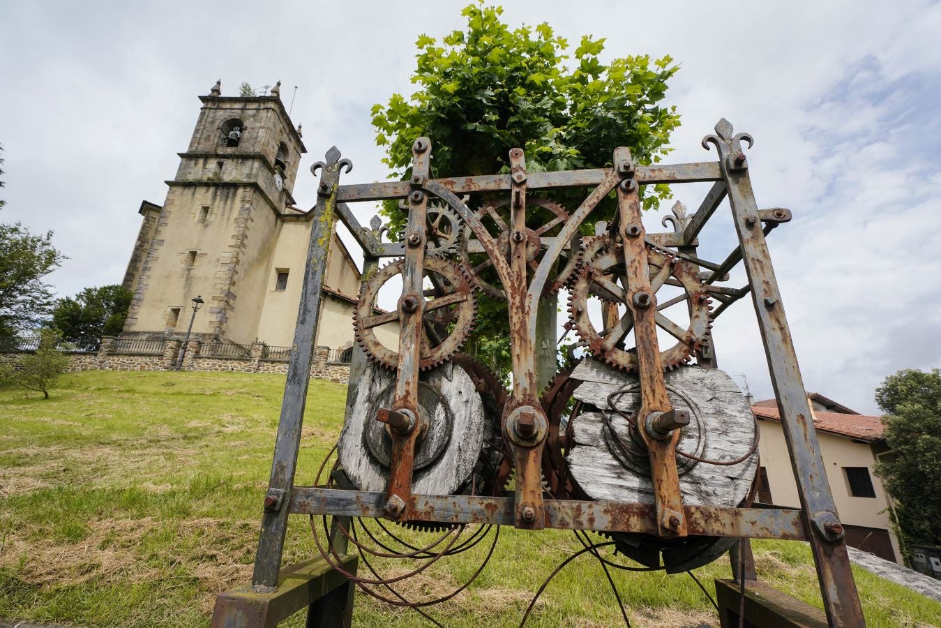 Desde su privilegiada ubicación ofrece unas excelentes vistas de la comarca, desde el Txindoki hasta el Aizkorri. Aúna patrimonio natural e industrial