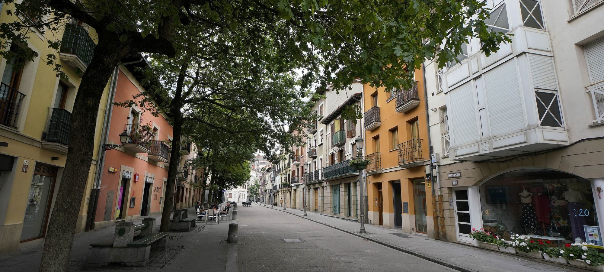 Situada en el valle de Léniz, entre parajes de gran belleza, atesora un rico patrimonio artístico con sus anteiglesias, palacios e imponentes casas torre