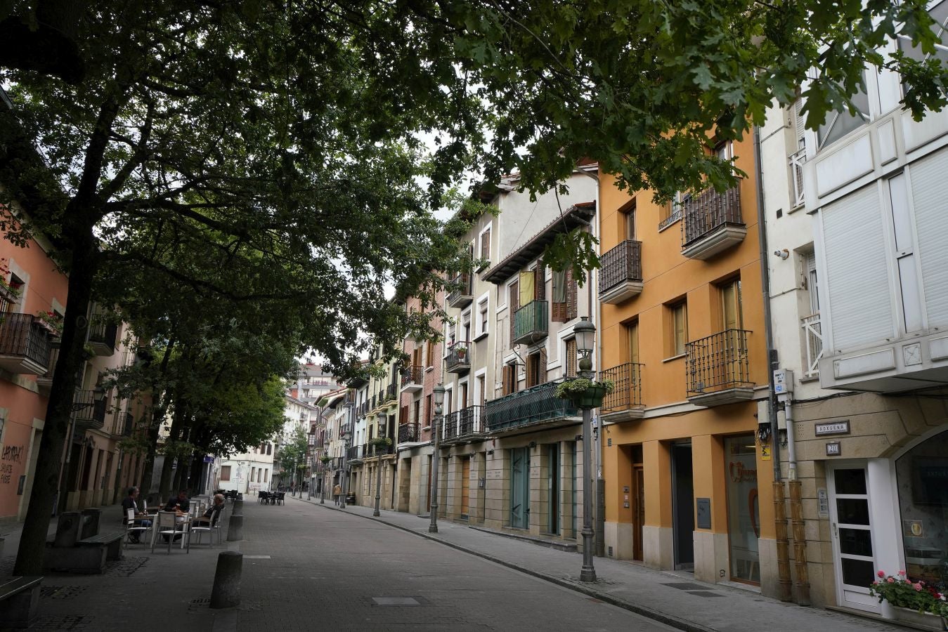 Situada en el valle de Léniz, entre parajes de gran belleza, atesora un rico patrimonio artístico con sus anteiglesias, palacios e imponentes casas torre