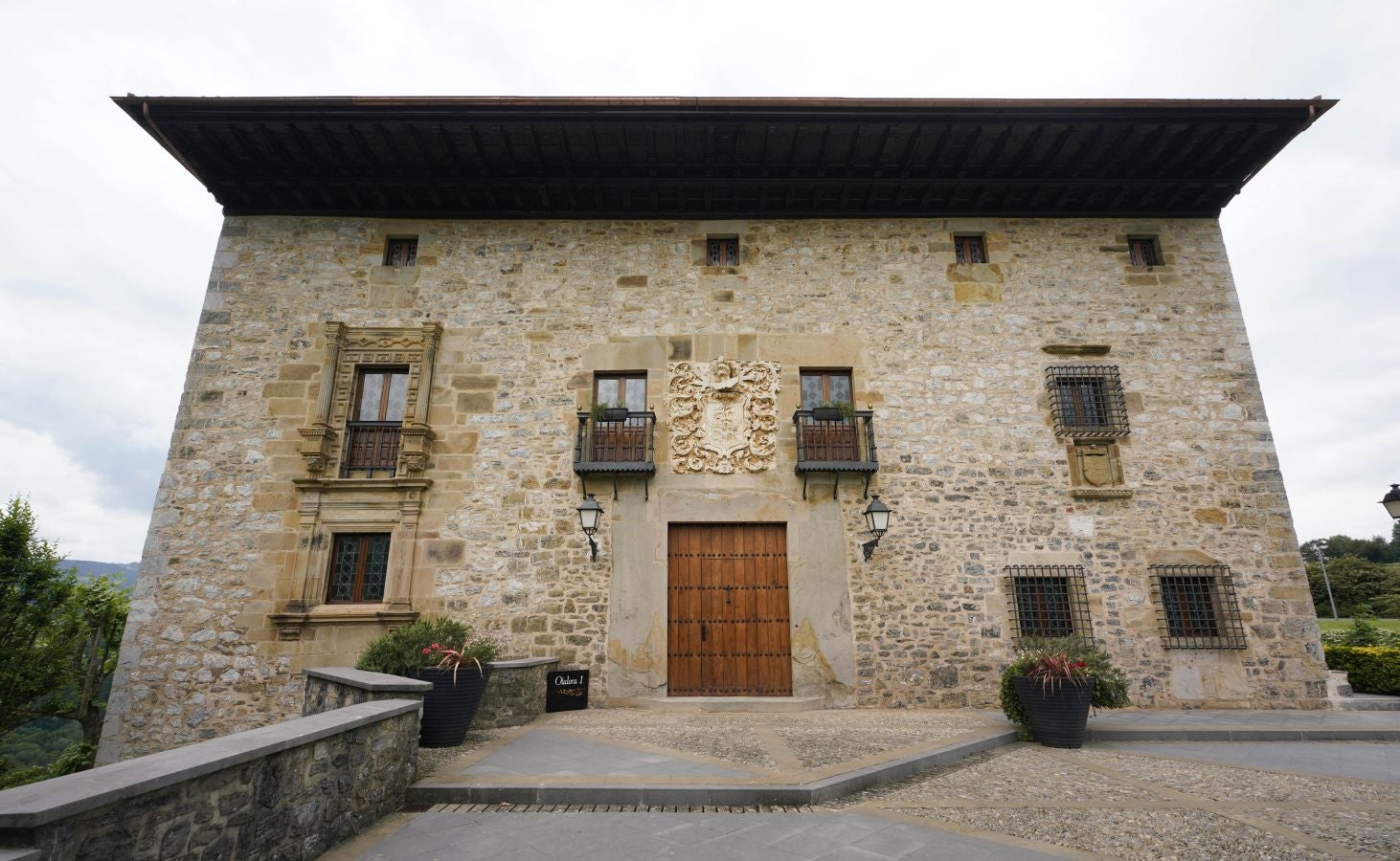 Situada en el valle de Léniz, entre parajes de gran belleza, atesora un rico patrimonio artístico con sus anteiglesias, palacios e imponentes casas torre