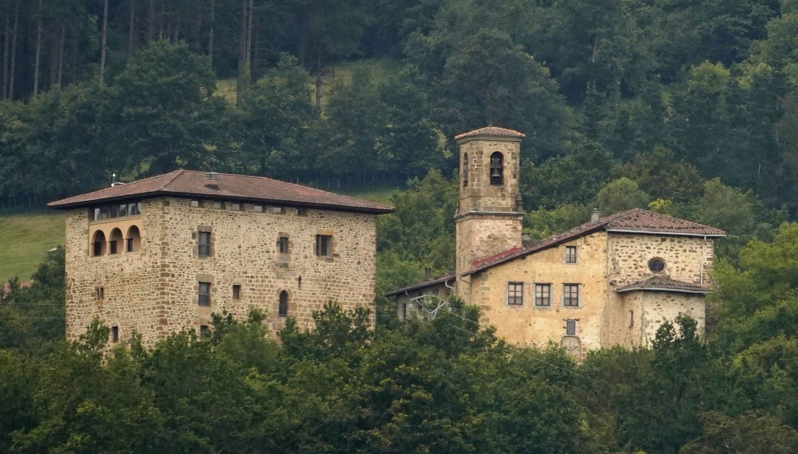 Situada en el valle de Léniz, entre parajes de gran belleza, atesora un rico patrimonio artístico con sus anteiglesias, palacios e imponentes casas torre