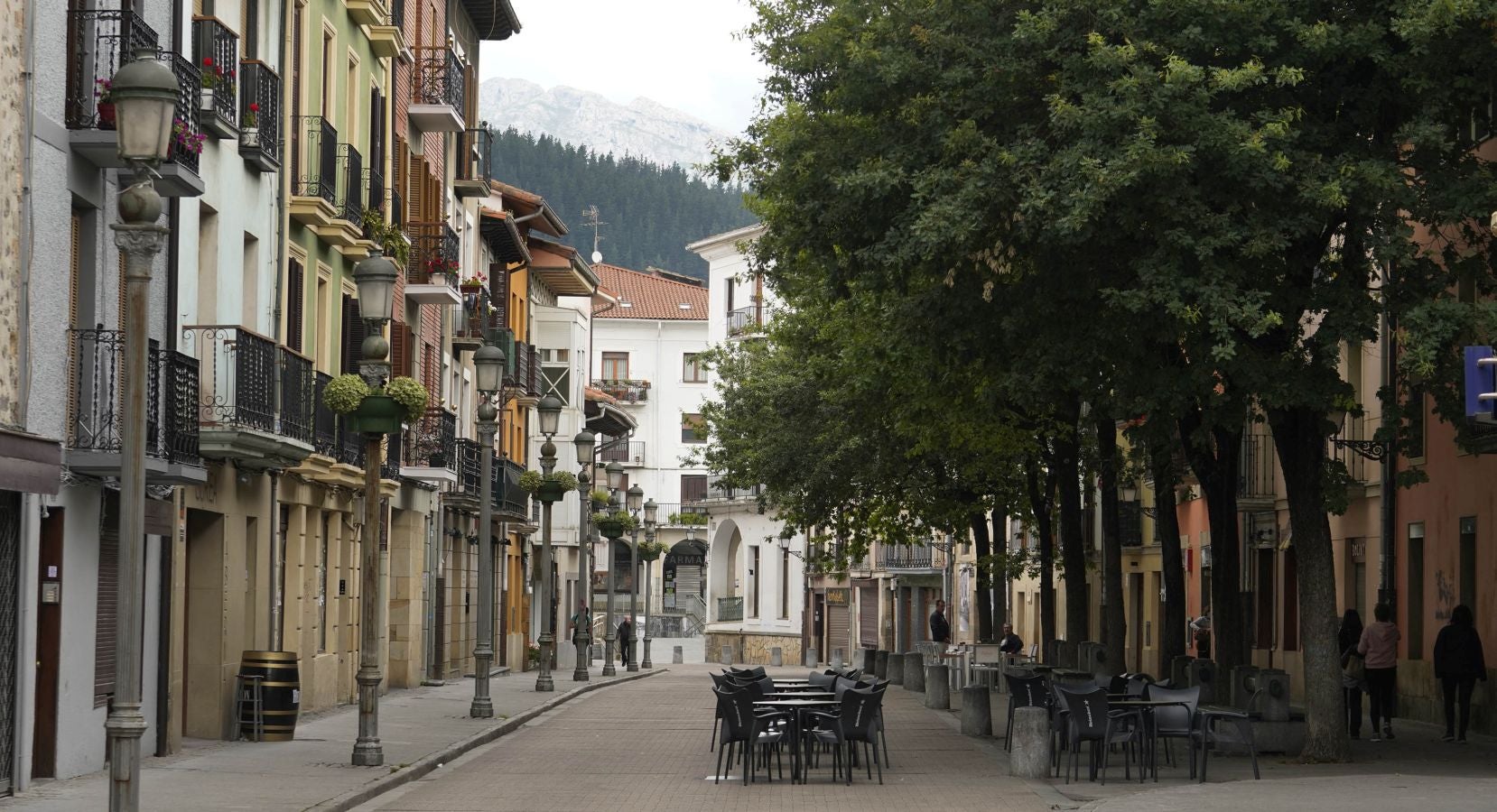 Situada en el valle de Léniz, entre parajes de gran belleza, atesora un rico patrimonio artístico con sus anteiglesias, palacios e imponentes casas torre