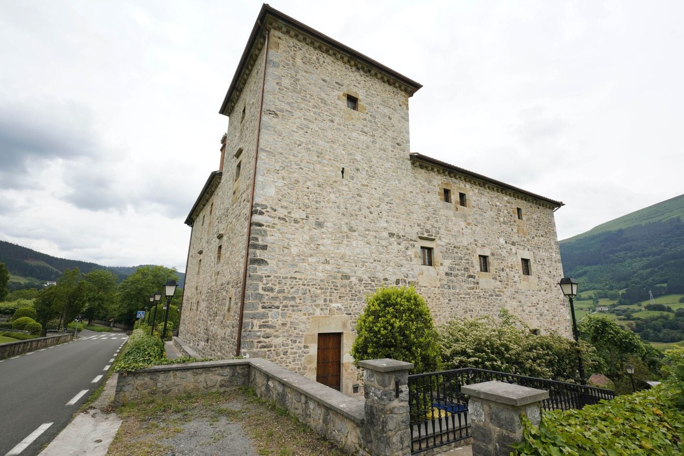 Situada en el valle de Léniz, entre parajes de gran belleza, atesora un rico patrimonio artístico con sus anteiglesias, palacios e imponentes casas torre