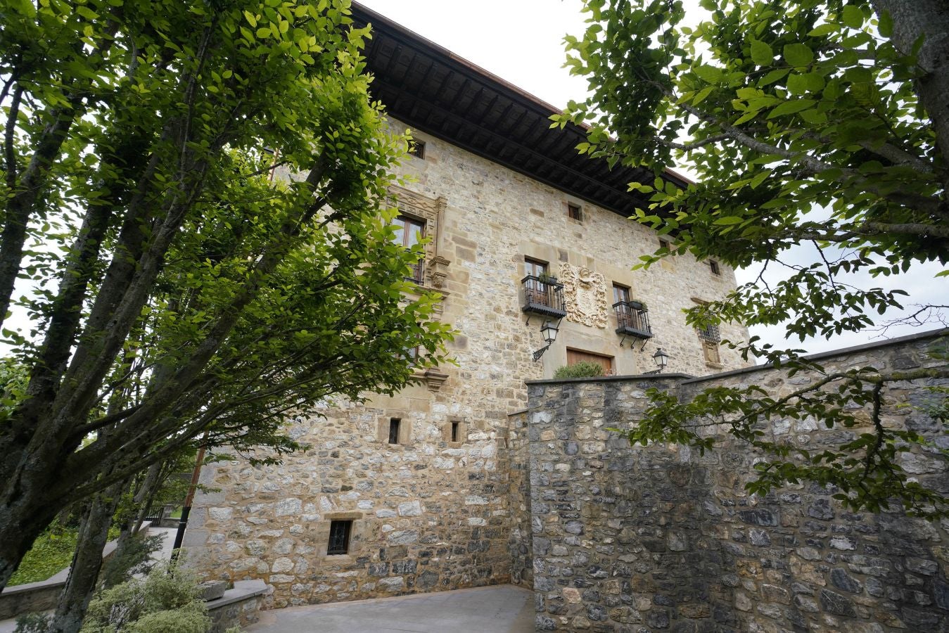 Situada en el valle de Léniz, entre parajes de gran belleza, atesora un rico patrimonio artístico con sus anteiglesias, palacios e imponentes casas torre