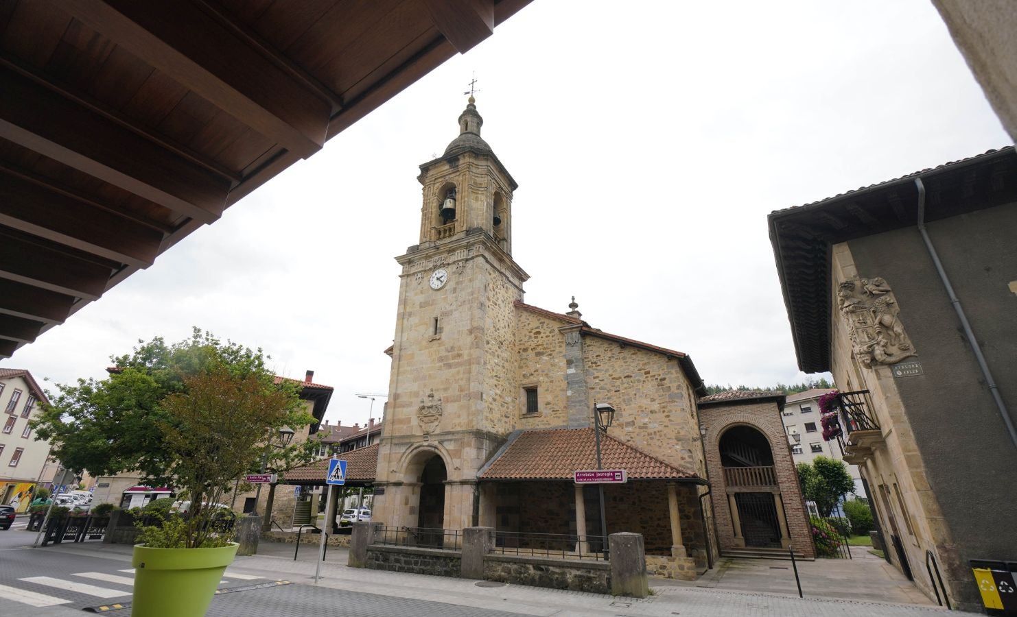 Situada en el valle de Léniz, entre parajes de gran belleza, atesora un rico patrimonio artístico con sus anteiglesias, palacios e imponentes casas torre