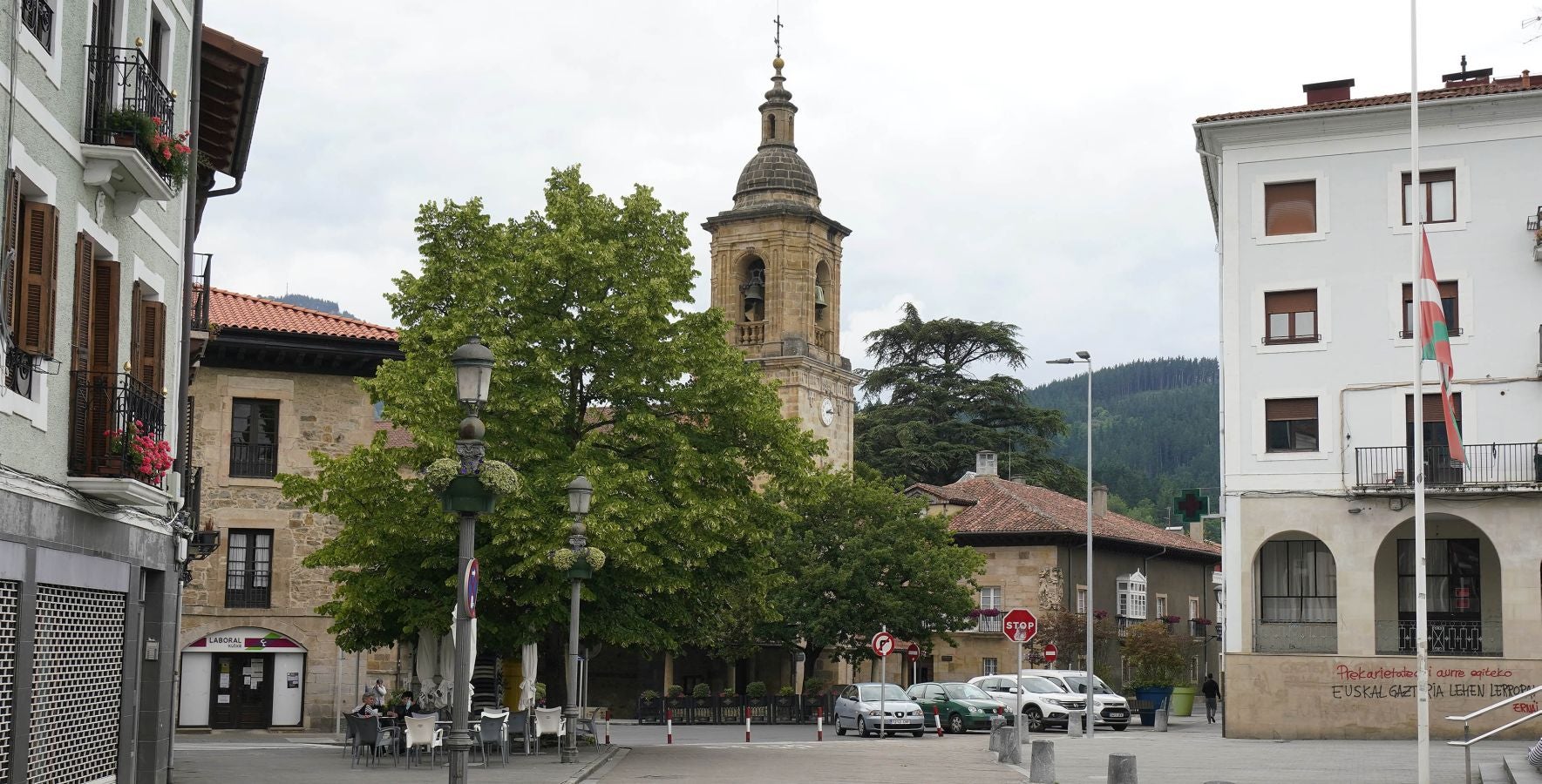 Situada en el valle de Léniz, entre parajes de gran belleza, atesora un rico patrimonio artístico con sus anteiglesias, palacios e imponentes casas torre