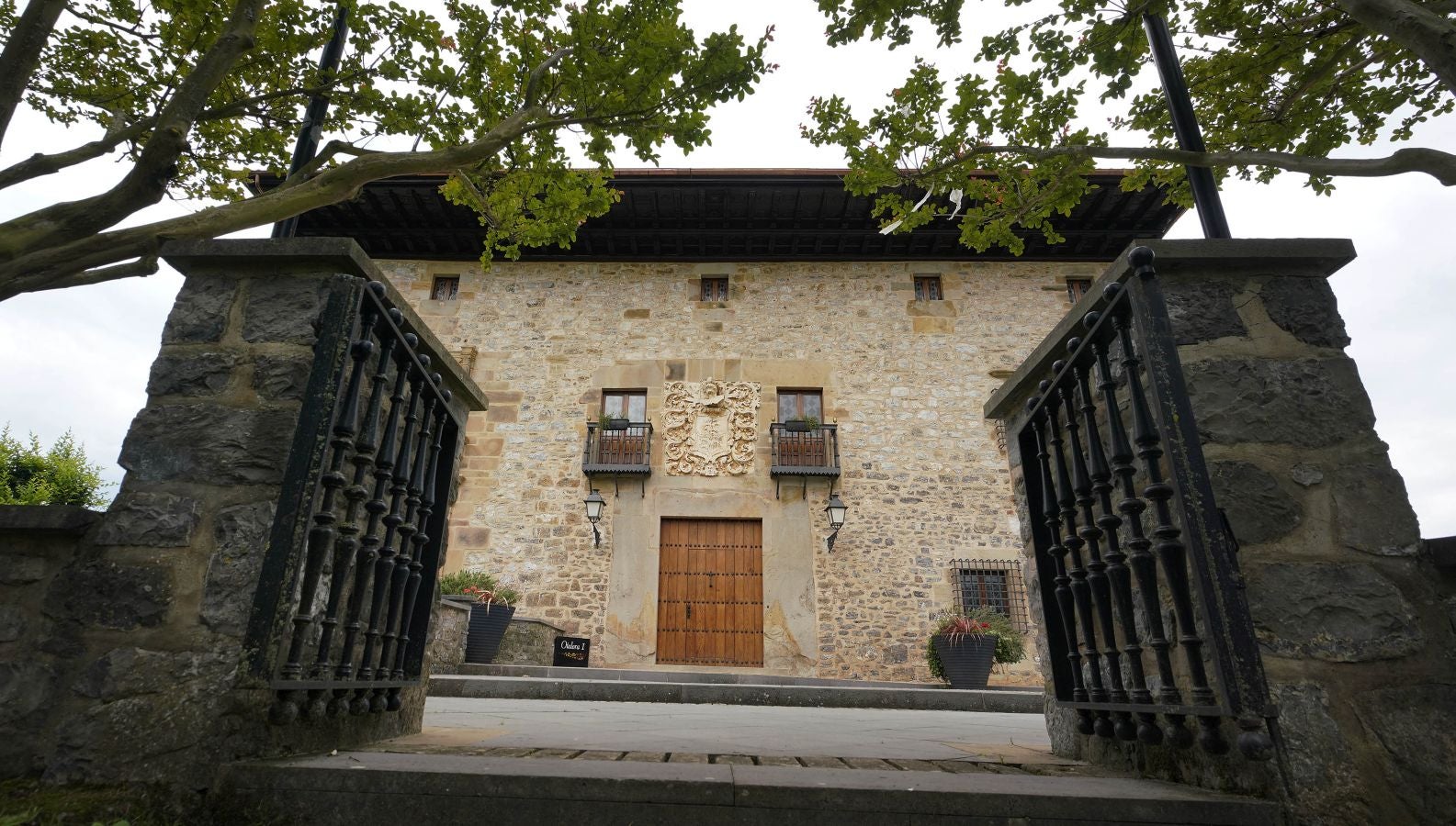 Situada en el valle de Léniz, entre parajes de gran belleza, atesora un rico patrimonio artístico con sus anteiglesias, palacios e imponentes casas torre