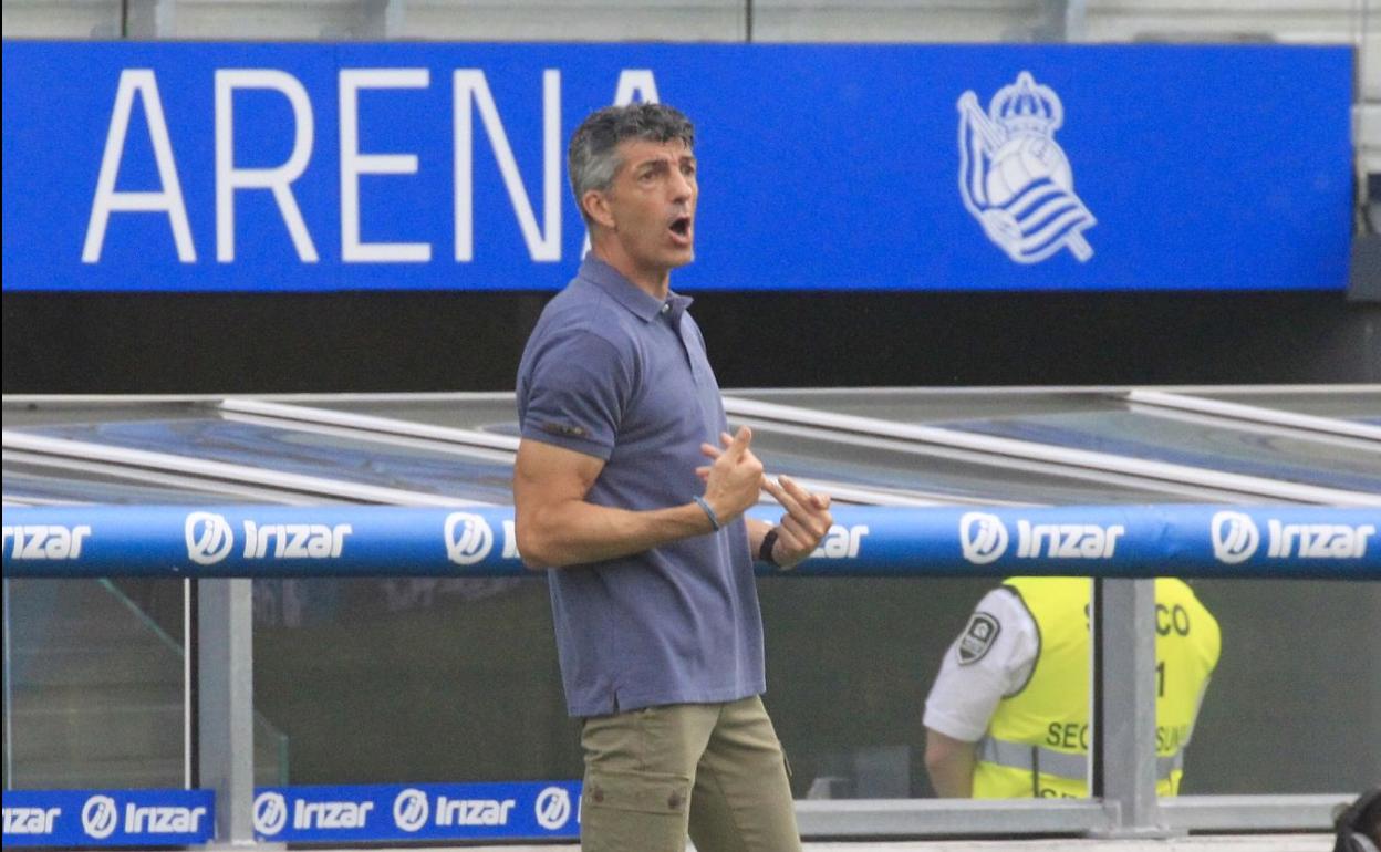 Imanol Alguacil realiza indicaciones durante el encuentro entre Real Sociedad y Celta.