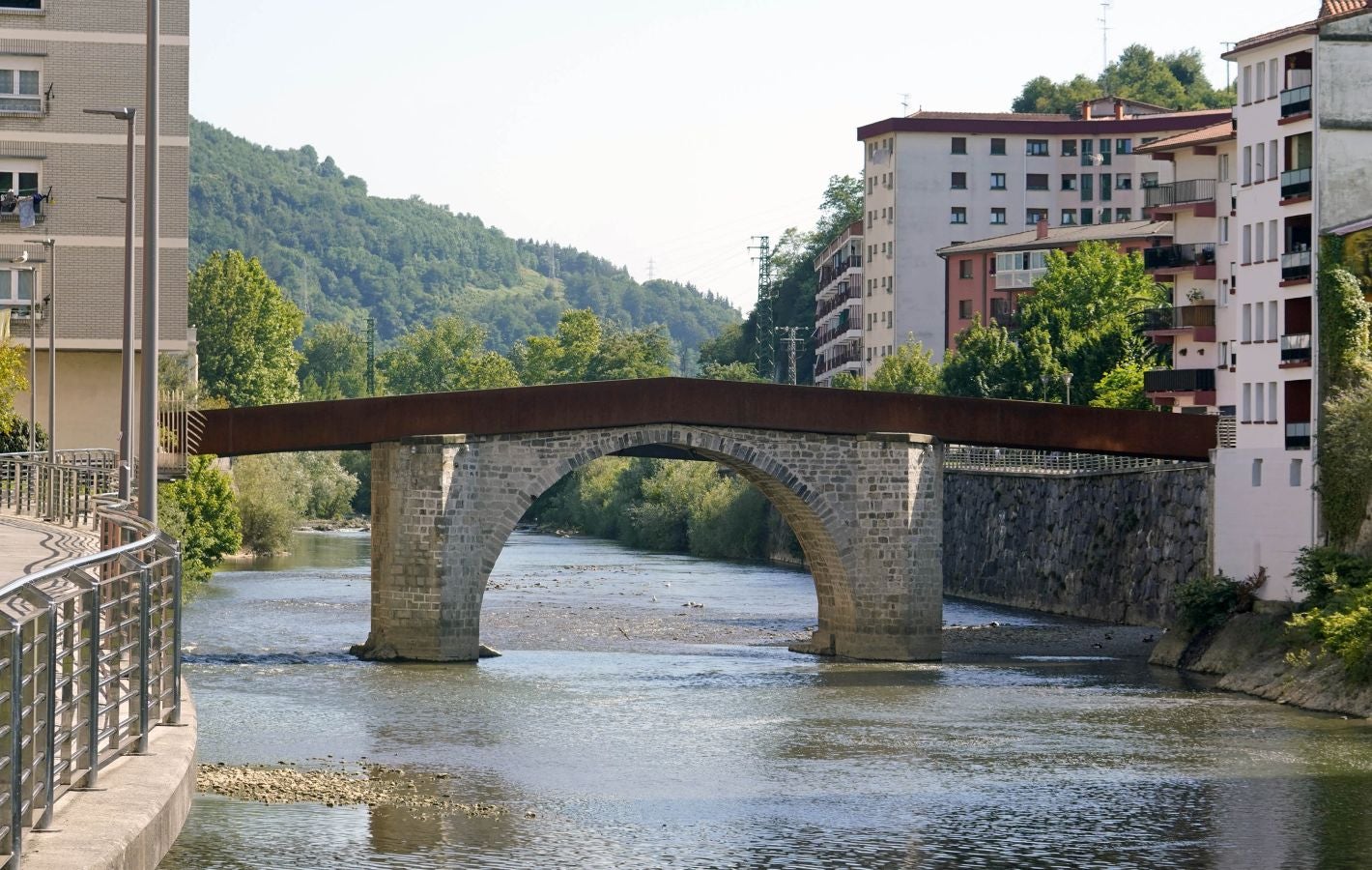 Ubicada en el valle del Oria, combina a la perfección el carácter industrial de Villabona con la identidad rural del pequeño núcleo de Amasa