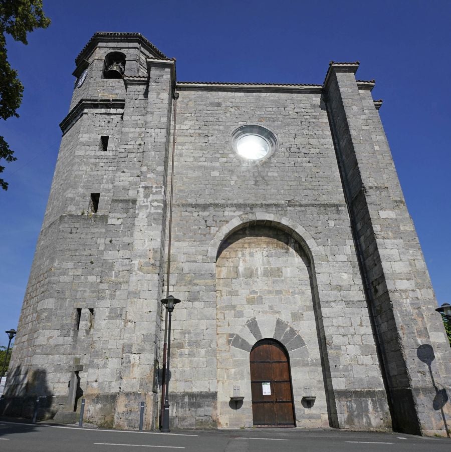 Ubicada en el valle del Oria, combina a la perfección el carácter industrial de Villabona con la identidad rural del pequeño núcleo de Amasa