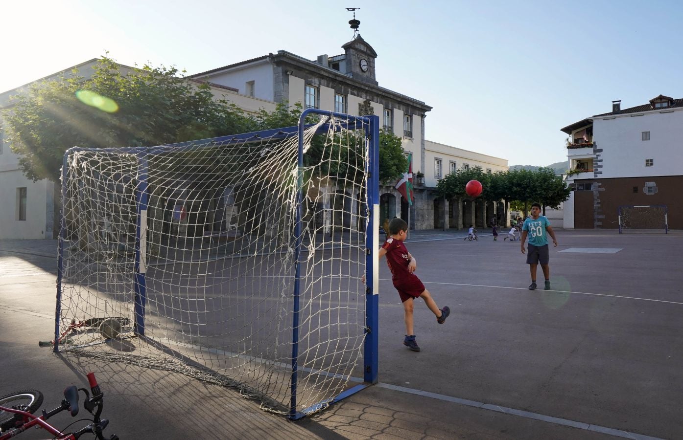 Ubicada en el valle del Oria, combina a la perfección el carácter industrial de Villabona con la identidad rural del pequeño núcleo de Amasa
