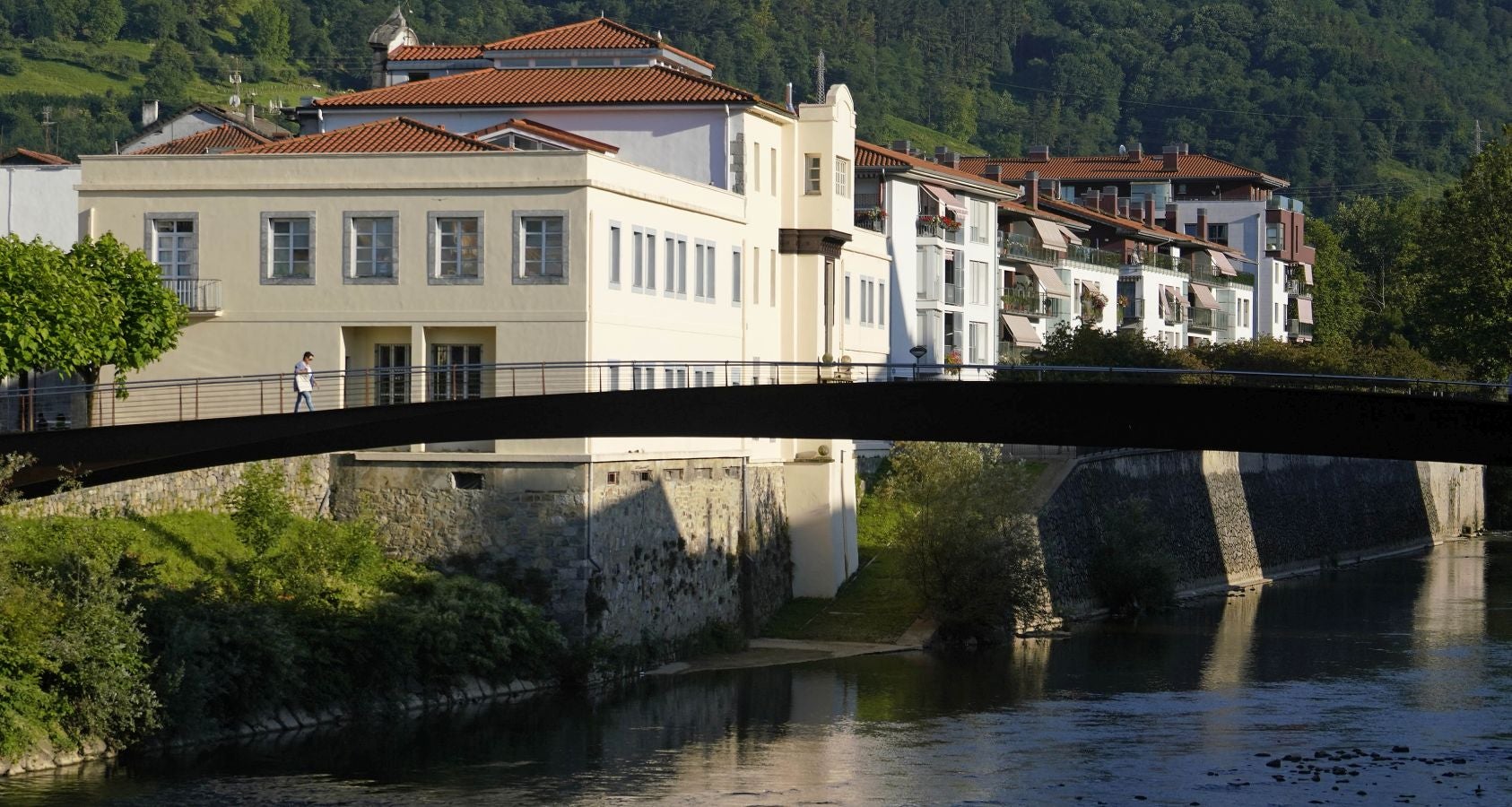 Ubicada en el valle del Oria, combina a la perfección el carácter industrial de Villabona con la identidad rural del pequeño núcleo de Amasa