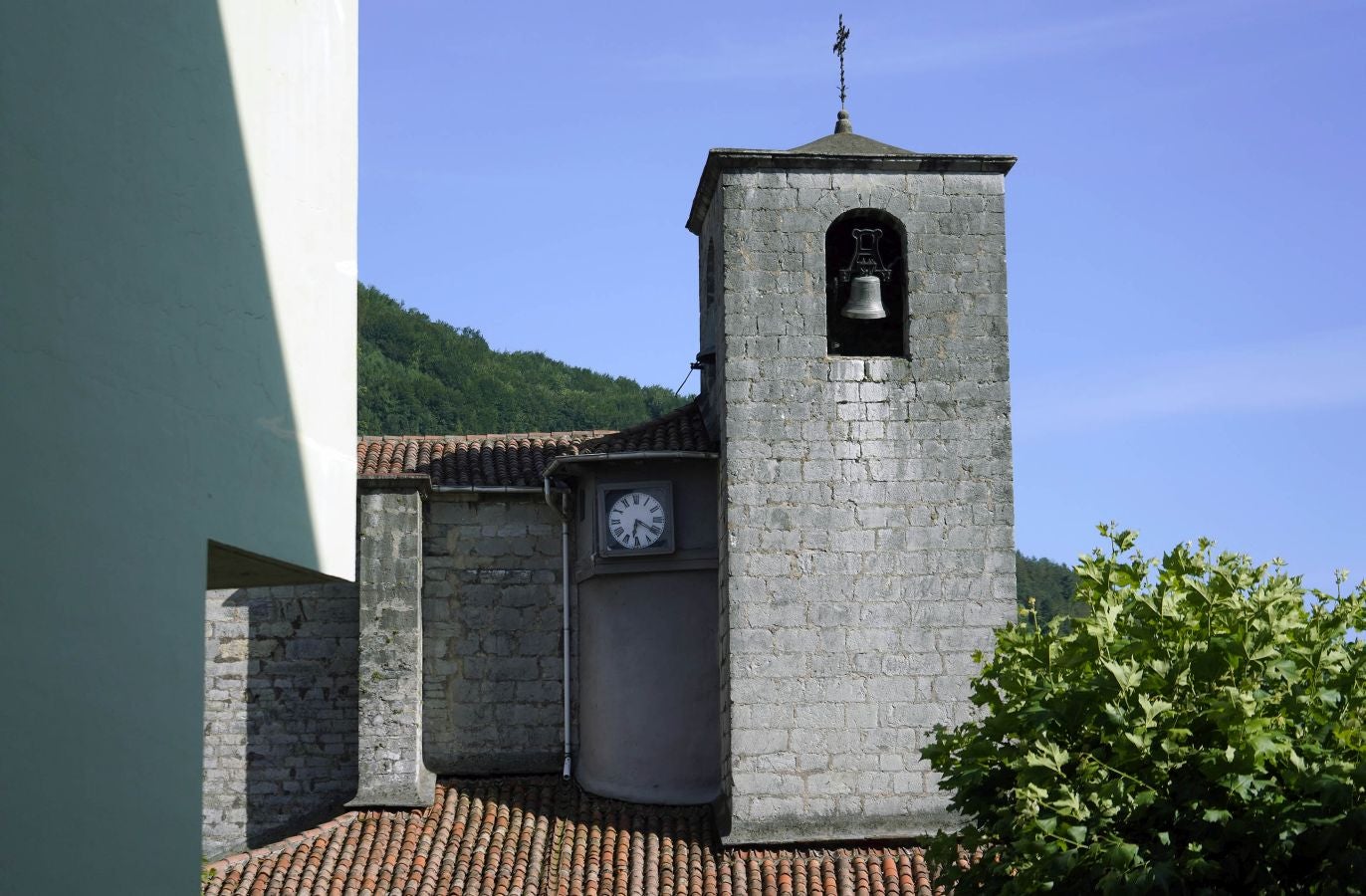 Ubicada en el valle del Oria, combina a la perfección el carácter industrial de Villabona con la identidad rural del pequeño núcleo de Amasa