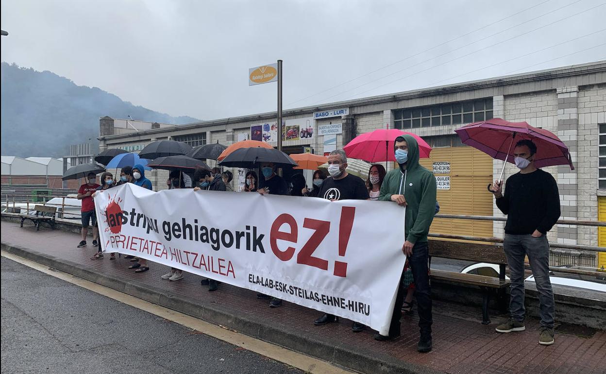 Concentración de protesta que se ha llevado a cabo la mañana de este viernes en Irura-