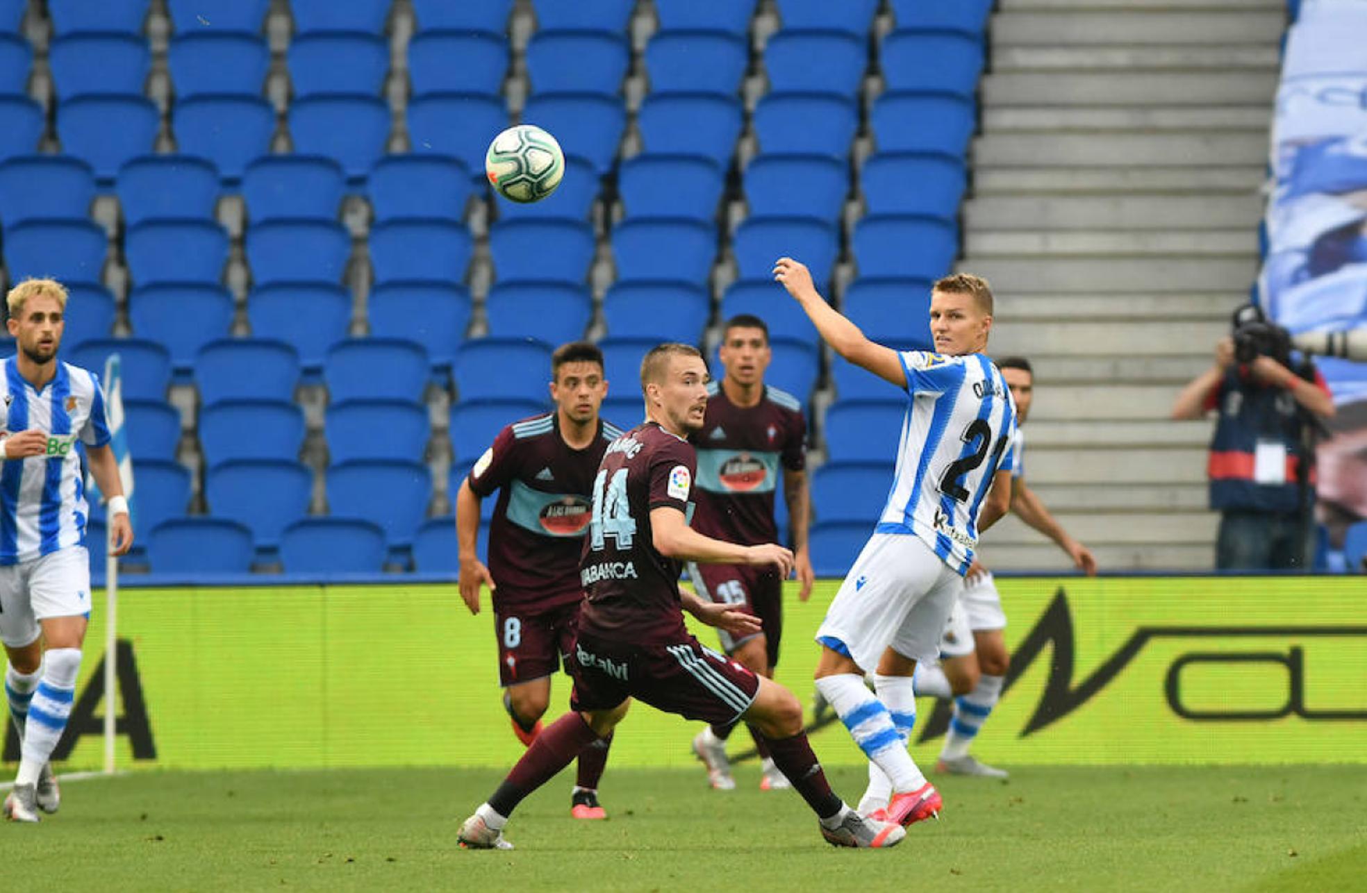 Odegaard, que sigue desaparecido, observa cómo se aleja el balón en unlance del partido. 