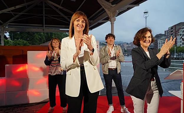Idoia Mendia y Carmen Calvo, ayer en Bilbao junto con Eneko Andueza y Gloria Sánchez