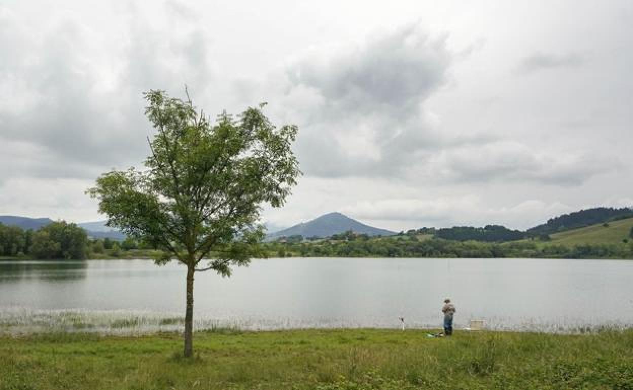 El embalse de Urkulu, un lugar ideal para disfrutar en familia o solo.