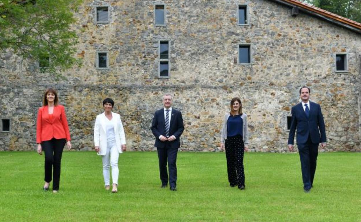 Idoia Mendia, Maddalen Iriarte, Iñigo Urkullu, Miren Gorrotxategi y Carlos Iturgaiz, en su visita a Chillida Leku