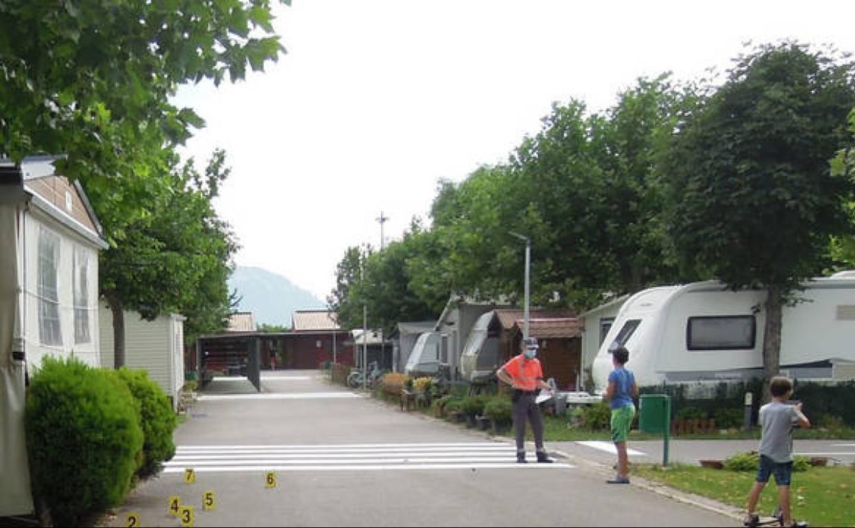 Un agente de la Policía Foral, en el lugar donde cayó la niña