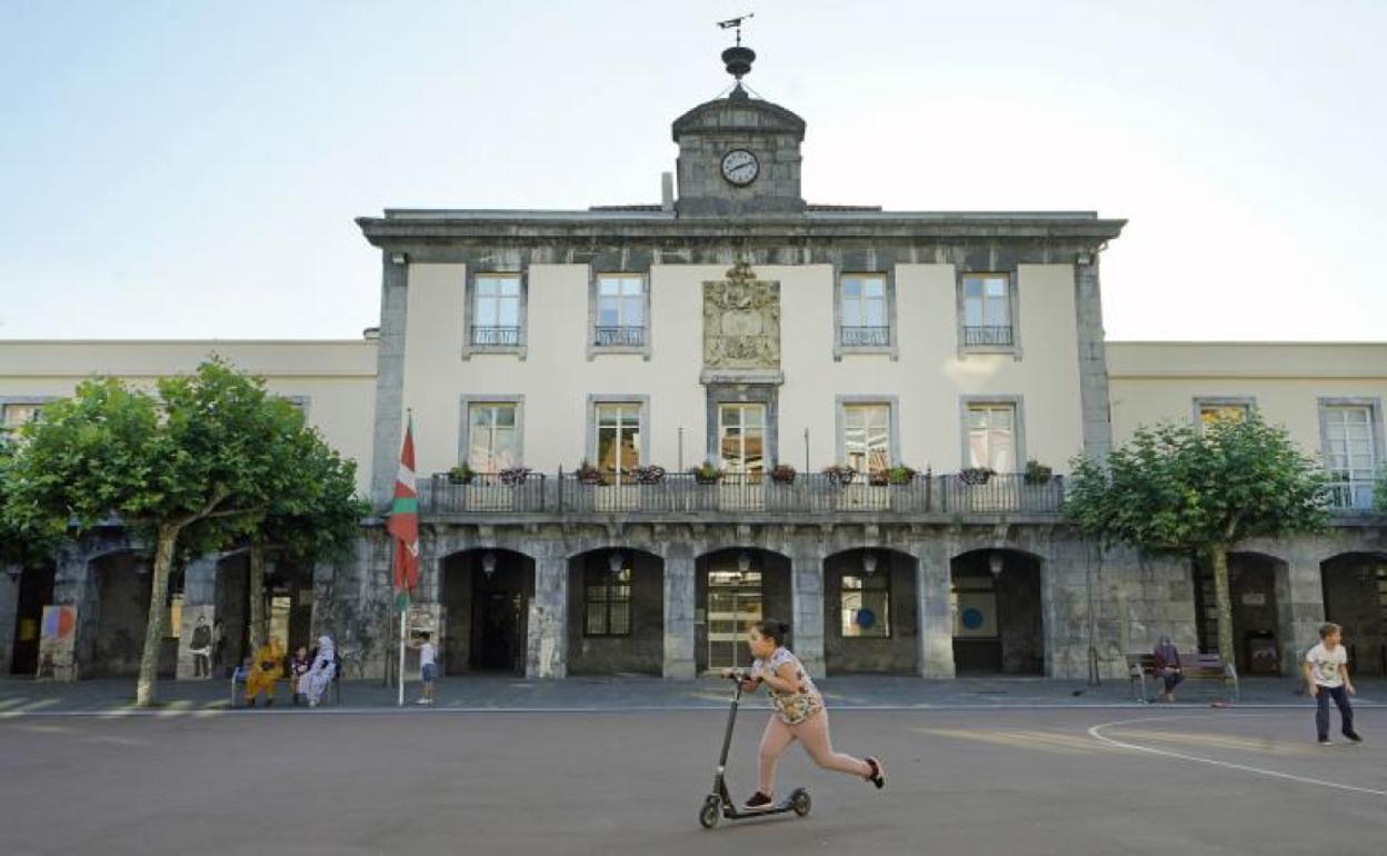 Erreboteko plaza, presidida por la casa consistorial y su gran escudo.