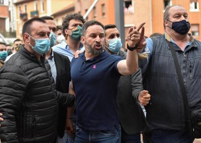 Imagen secundaria 1 - Enfrentamientos entre radicales y miembros de Vox en Sestao