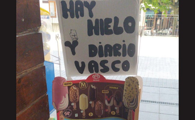Cartel ante un establecimiento en San Sebastián. 