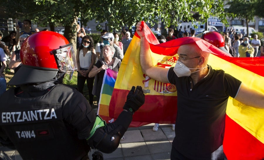 Una fila de agentes antidisturbios separó a los simpatizantes de Vox de las personas que increpaban a Abascal y Pérez durante el mitin. 