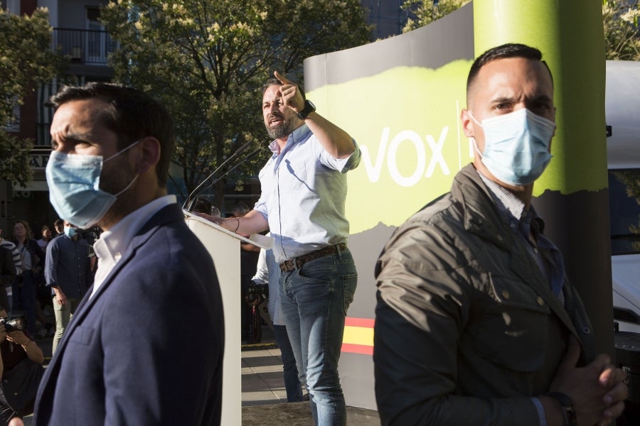 Una fila de agentes antidisturbios separó a los simpatizantes de Vox de las personas que increpaban a Abascal y Pérez durante el mitin. 