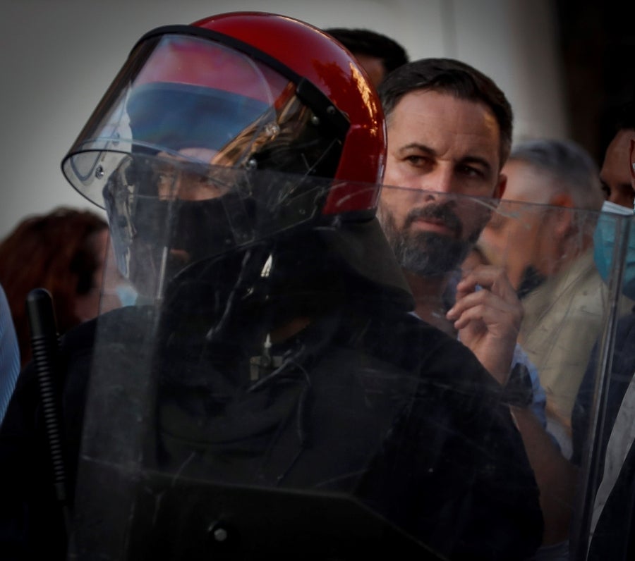Una fila de agentes antidisturbios separó a los simpatizantes de Vox de las personas que increpaban a Abascal y Pérez durante el mitin. 