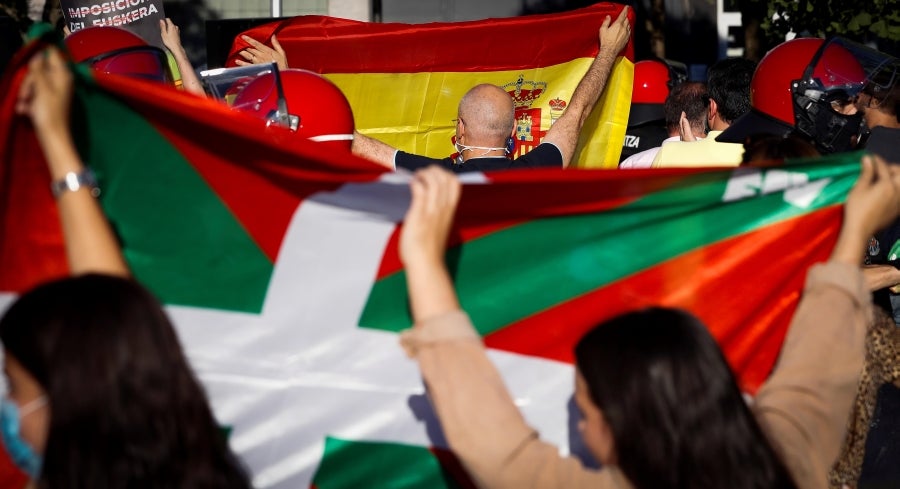 Una fila de agentes antidisturbios separó a los simpatizantes de Vox de las personas que increpaban a Abascal y Pérez durante el mitin. 