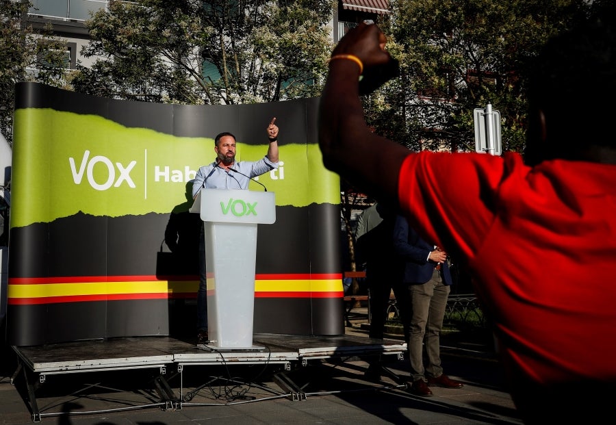 Una fila de agentes antidisturbios separó a los simpatizantes de Vox de las personas que increpaban a Abascal y Pérez durante el mitin. 