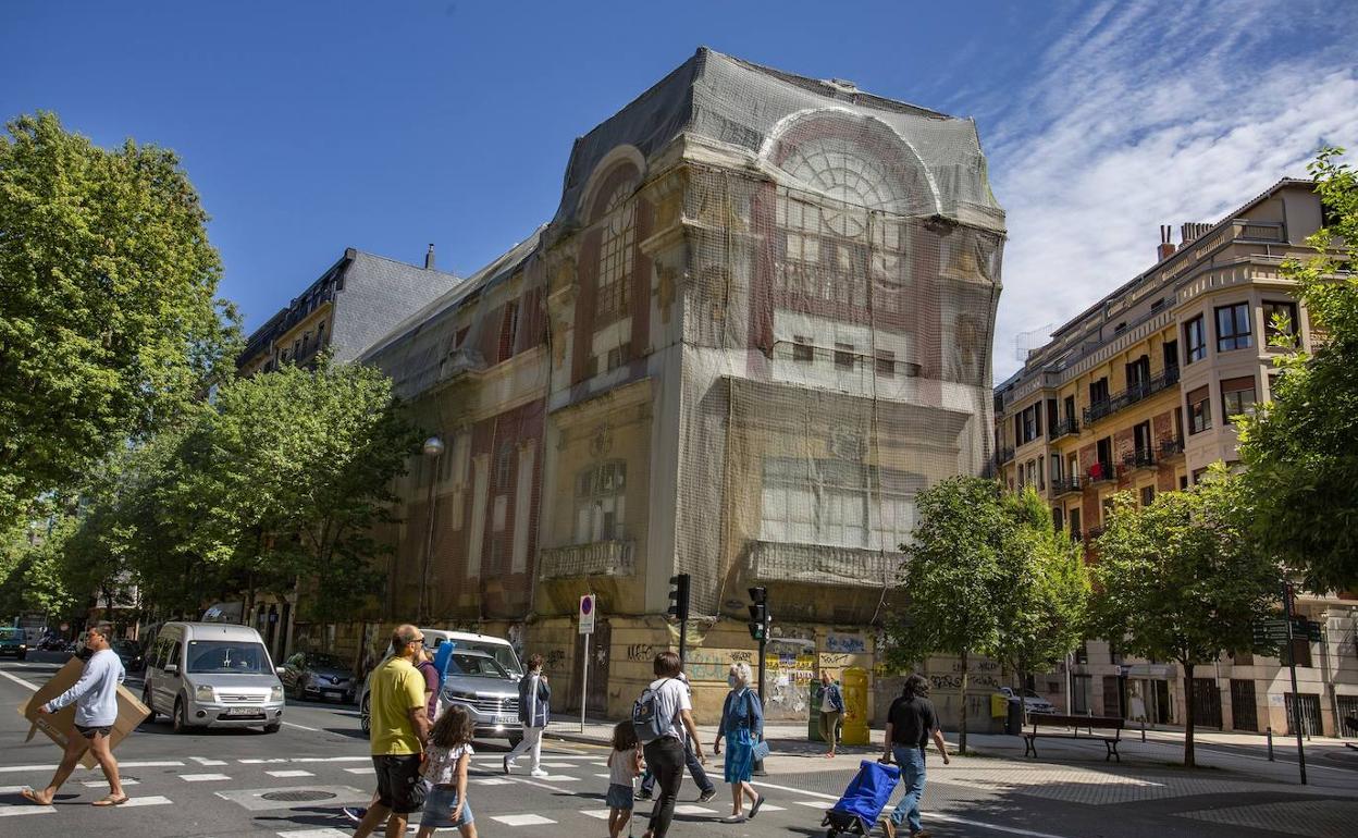 Viandantes cruzan la calle Urbieta en las inmediaciones del Bellas Artes.