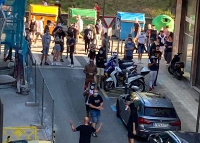 Imagen secundaria 1 - Quema de contenedores en la calle Pikoketa y pitadas en la calle López de Becerra. 