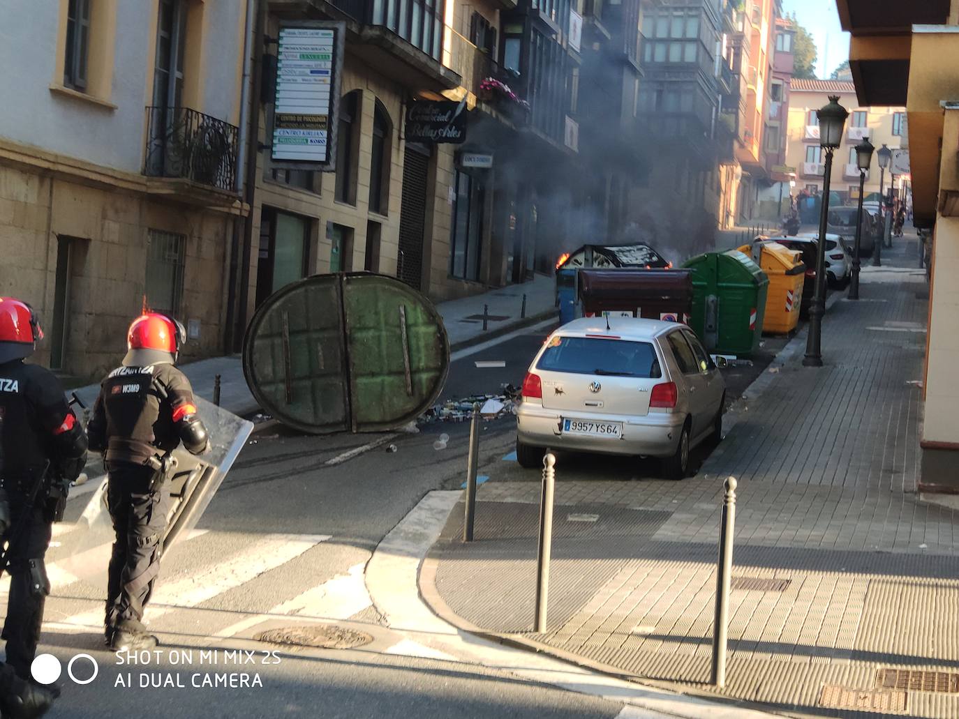 Una fila de agentes antidisturbios separó a los simpatizantes de Vox de las personas que increpaban a Abascal y Pérez durante el mitin. 