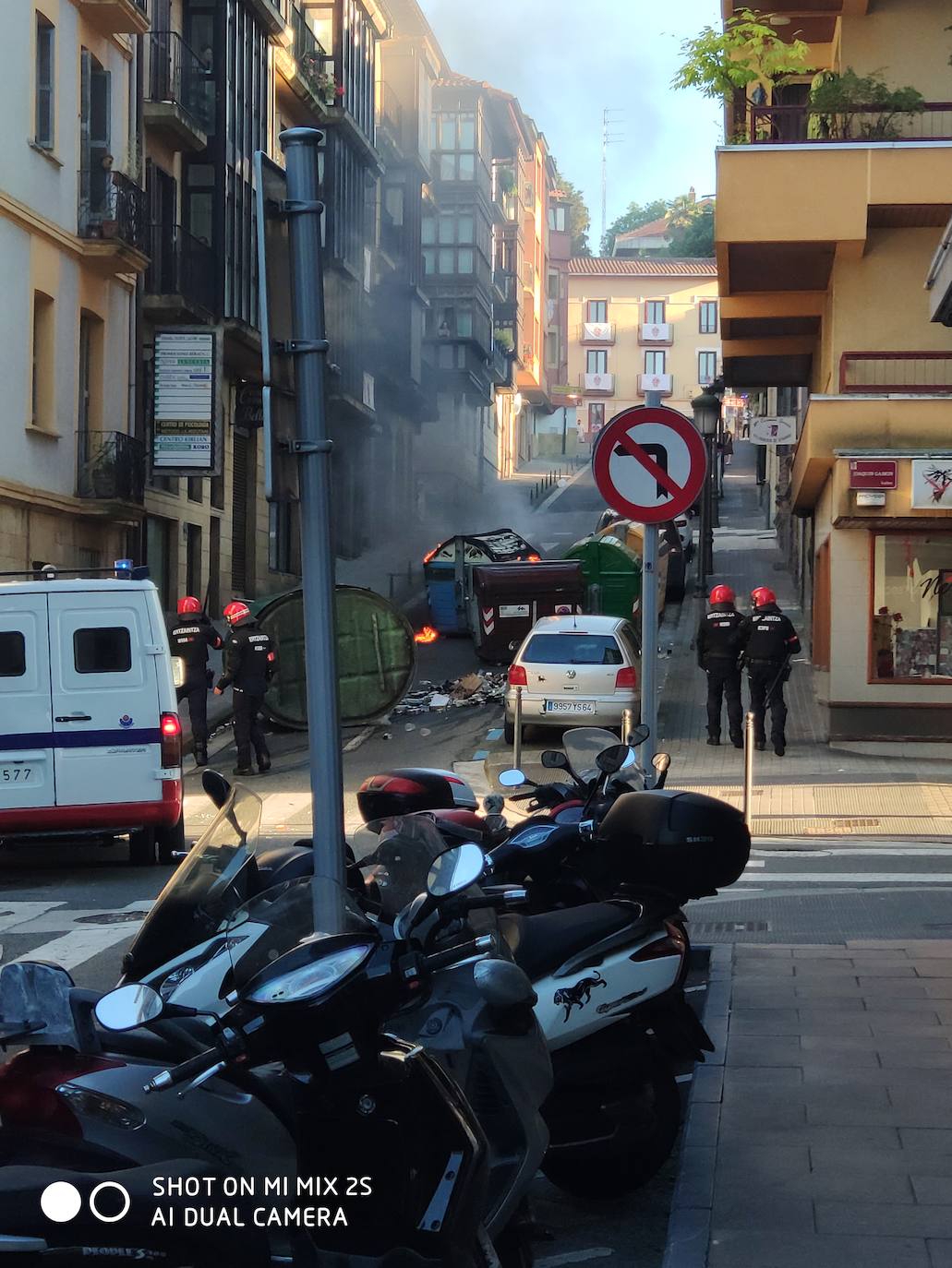 Una fila de agentes antidisturbios separó a los simpatizantes de Vox de las personas que increpaban a Abascal y Pérez durante el mitin. 