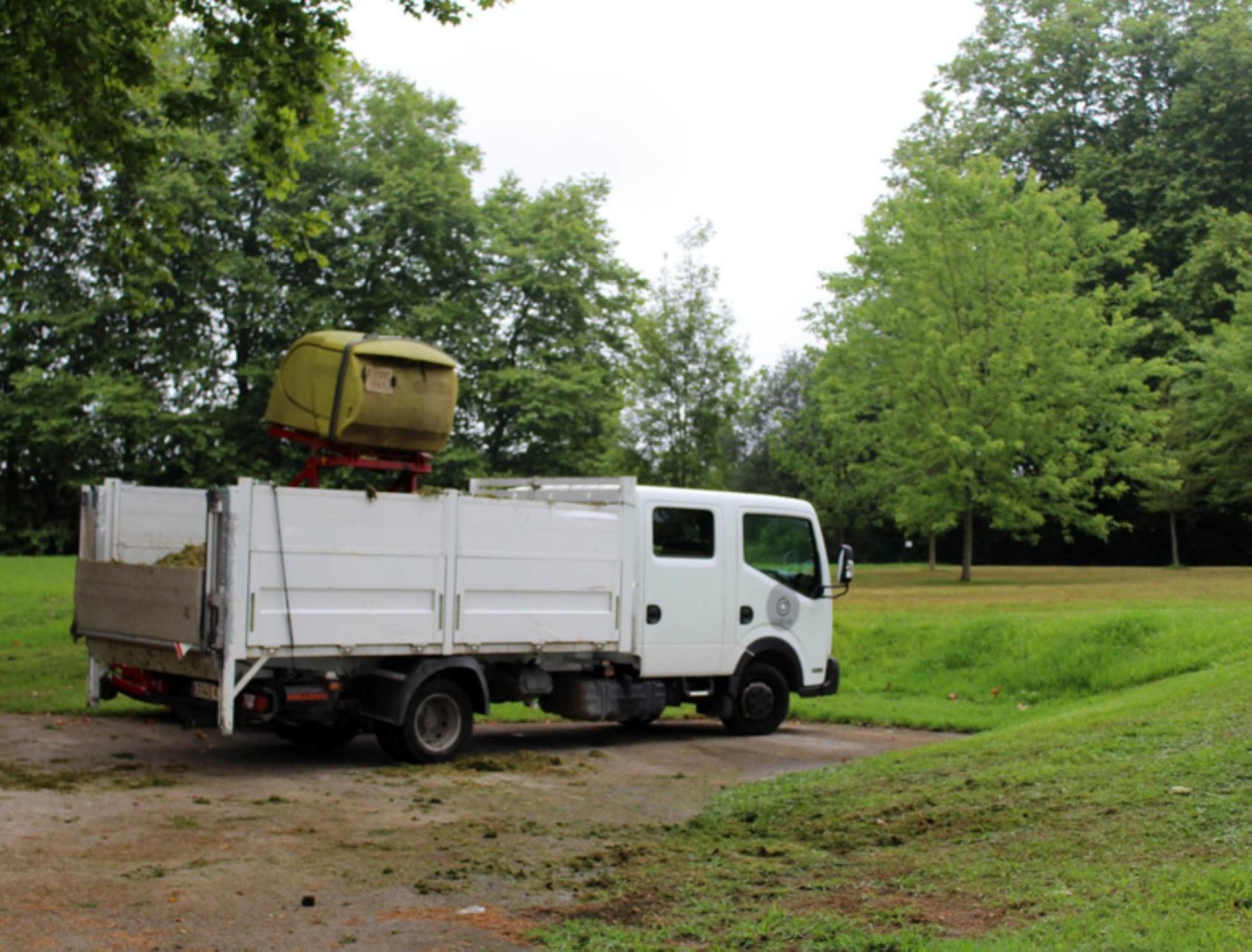 Un camión trabaja en la adecuación de la zona verde. 