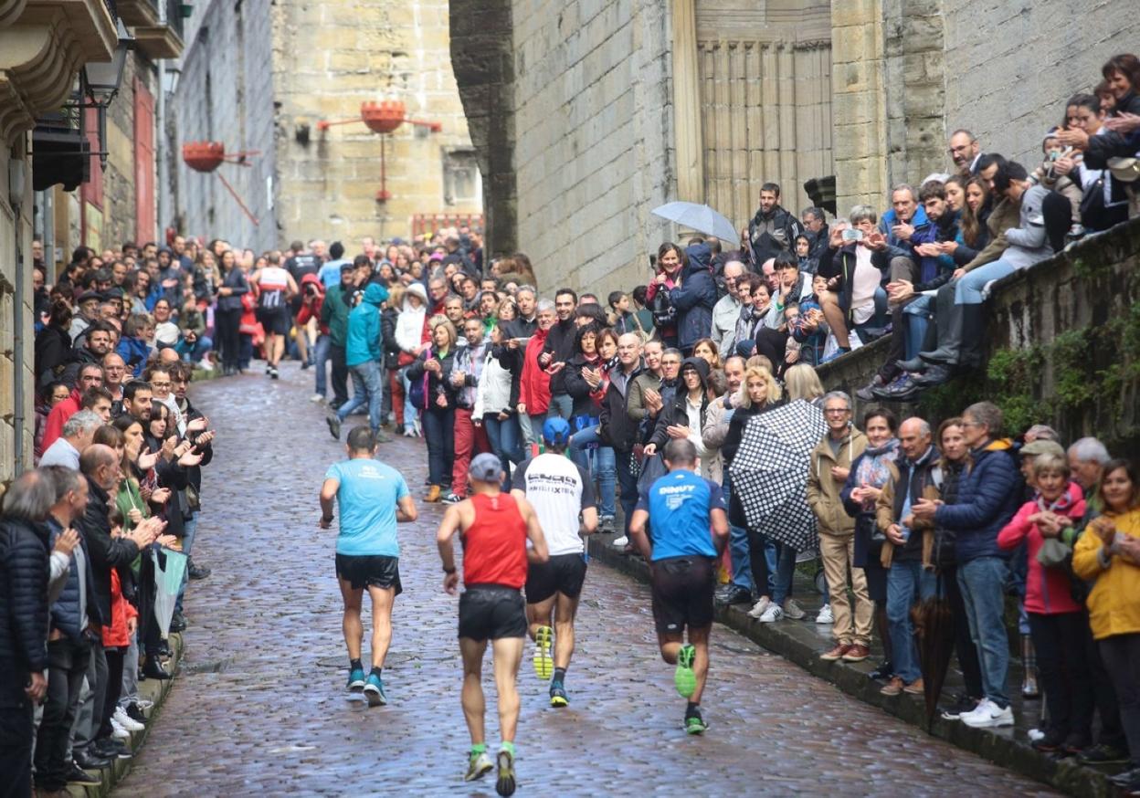 La subida final a la calle Mayor, uno de los muchos atractivos de la Donibane-Hondarribia. 