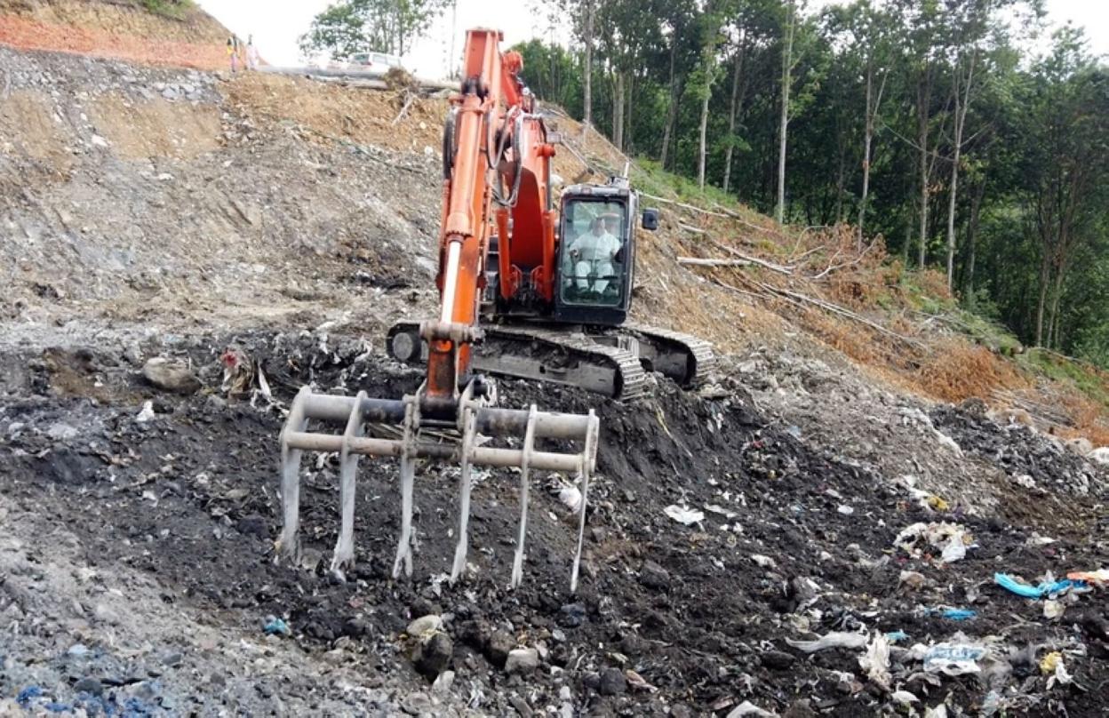 Las máquinas rastrillan y criban los residuos. 
