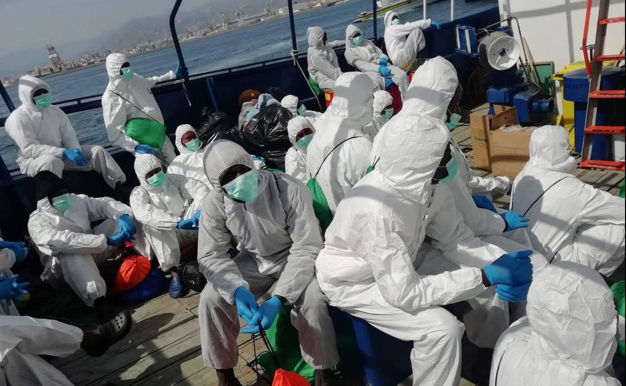 Los 44 migrantes a bordo del 'Aita Mari', antes de desembarcar en Palermo el 13 de abril