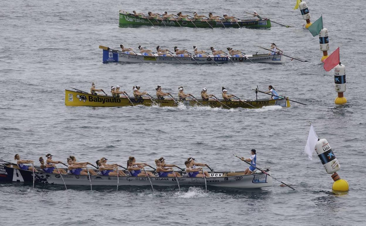 Las traineras de Arraun Lagunak, Orio, Donostiarra y Hondarribia en la salida de la regata de Zarautz en la pasada Liga Euskotren.